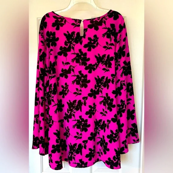 Excellent condition tunic with slight bell sleeves. - Picture 2 of 4